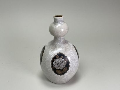 BOCH : 
Vase coloquinte en grès blanc à décor...