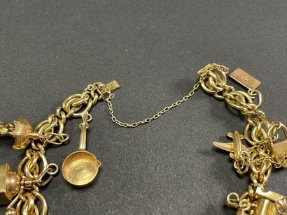 Gold bracelet with seven pendants.
Gold 750°/00.
L:...