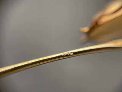 Gold pin with bee decoration. 
L. :6 cm....