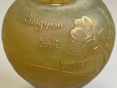 DAUM Nancy. 
Petit vase en verre jaune dégagé...
