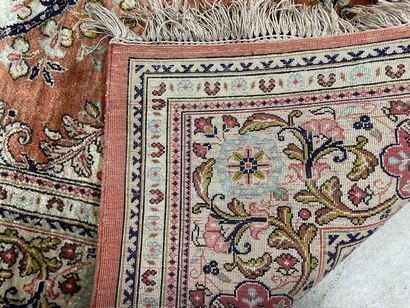 Silk carpet GHOUM.
150 x 102 cm
Cut bang...
