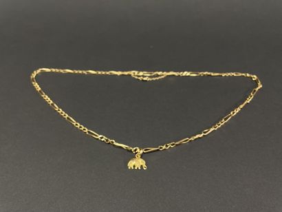 Gold chain and small elephant pendant.
750°/00
L:...