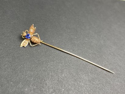 Gold pin with bee decoration. 
L. :6 cm....