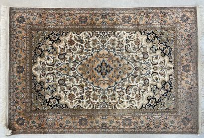 Oriental silk carpet. 
190 x 123 cm. 