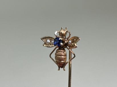 Gold pin with bee decoration. 
L. :6 cm....