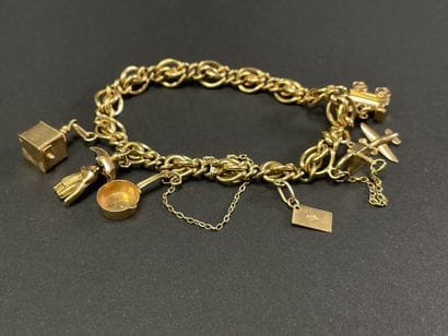 Gold bracelet with seven pendants.
Gold 750°/00.
L:...