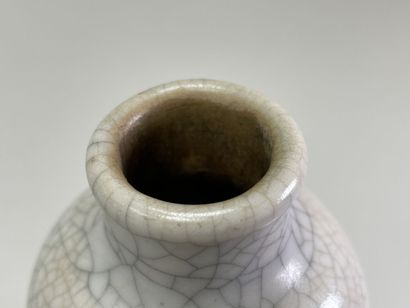 BOCH : 
Vase coloquinte en grès blanc à décor...