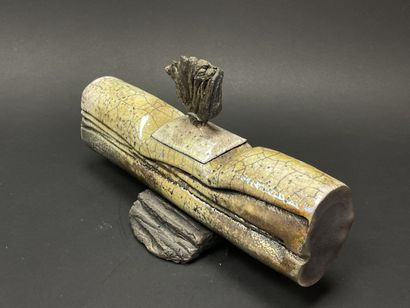 Grande boite en grès type raku sur socle
21...