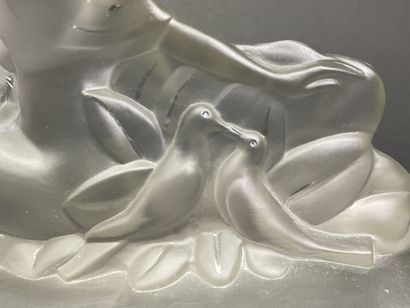 ETLING Woman with doves.
Translucent molded...