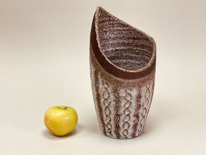 ACCOLAY
Vase en grès chamotté à col asymétrique...