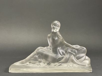 ETLING Woman with doves.
Translucent molded...