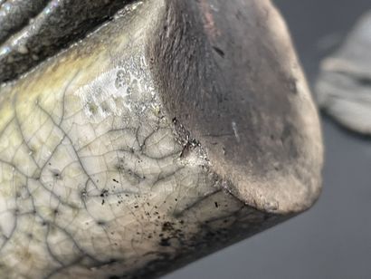 Grande boite en grès type raku sur socle
21...