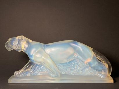 CESARI France.
Walking tiger.
Large opalescent...