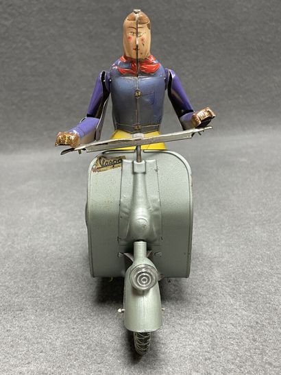 LA HOTTE SAINT NICOLAS 
Vespa et son motard
1955/1960
Boite...