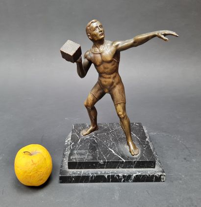 ATHLETISME: Lanceur de poids: 
Statuette...