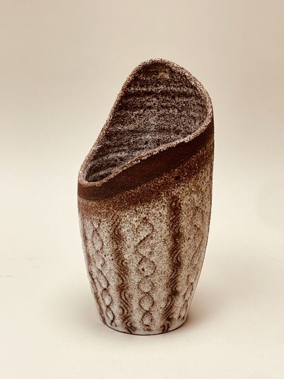 ACCOLAY
Vase en grès chamotté à col asymétrique...