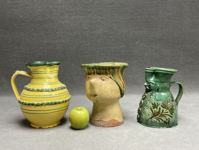 Ensemble de trois pichets. 
H. :23 cm, 22...