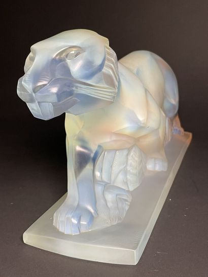 CESARI France.
Walking tiger.
Large opalescent...
