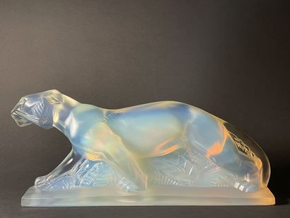 CESARI France.
Walking tiger.
Large opalescent...