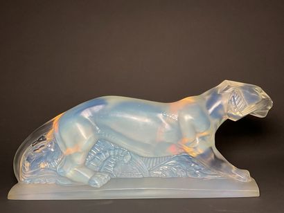 CESARI France.
Walking tiger.
Large opalescent...