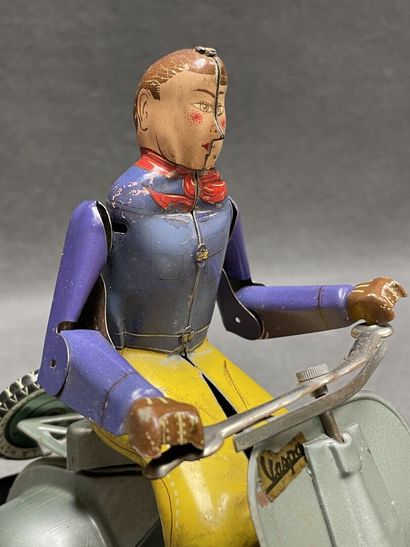 LA HOTTE SAINT NICOLAS 
Vespa et son motard
1955/1960
Boite...