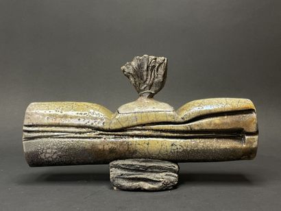 Grande boite en grès type raku sur socle
21...