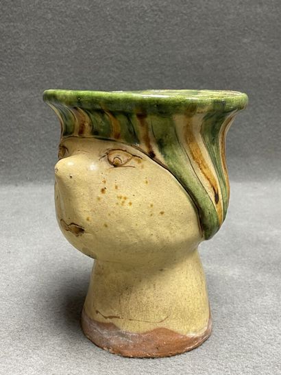 Ensemble de trois pichets. 
H. :23 cm, 22...
