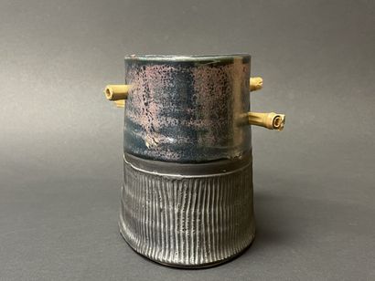 Céramique contemporaine:
Vase pique fleur...