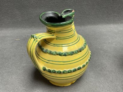 Ensemble de trois pichets. 
H. :23 cm, 22...