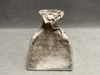Stoneware sculpture vase. 
H. 35 cm. 
Crack...