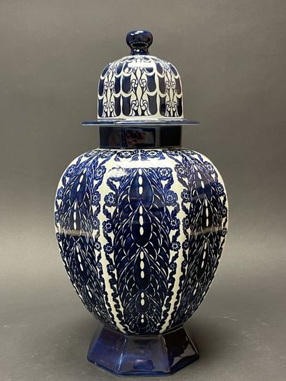 DELFT Covered earthenware pot. 
H. 46 cm....