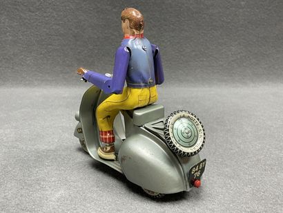 LA HOTTE SAINT NICOLAS 
Vespa et son motard
1955/1960
Boite...