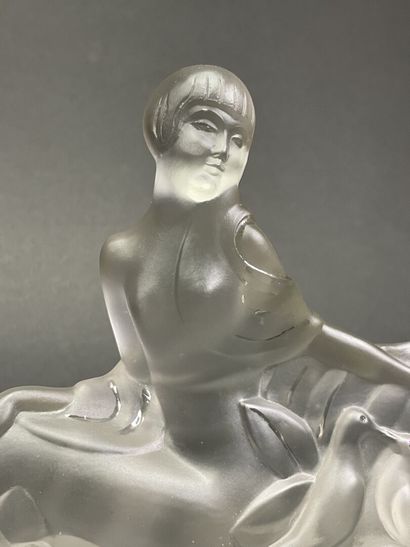 ETLING Woman with doves.
Translucent molded...