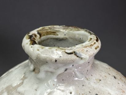 Vase en grès et épaisses coulures d'émail...