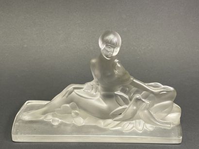 ETLING Woman with doves.
Translucent molded...