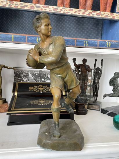 RUGBY.
Rugbyman.
Statuette en régule, patiné...