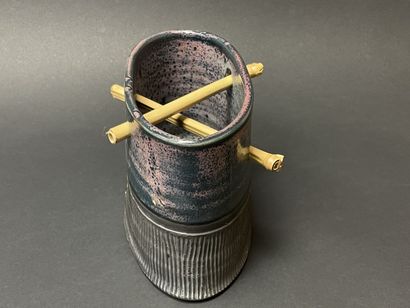 Céramique contemporaine:
Vase pique fleur...