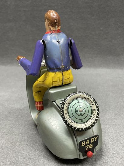 LA HOTTE SAINT NICOLAS 
Vespa et son motard
1955/1960
Boite...