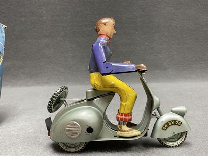 LA HOTTE SAINT NICOLAS 
Vespa et son motard
1955/1960
Boite...
