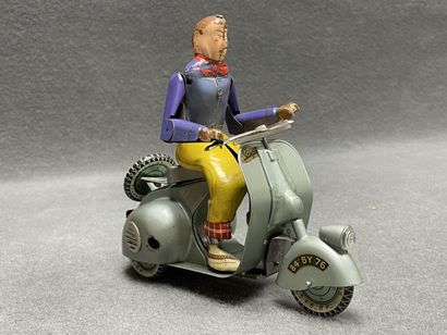 LA HOTTE SAINT NICOLAS 
Vespa et son motard
1955/1960
Boite...