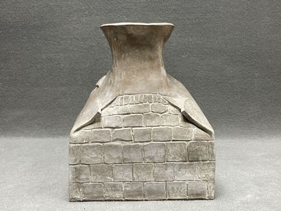 Stoneware sculpture vase. 
H. 35 cm. 
Crack...