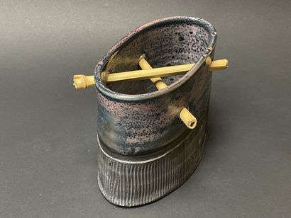 Céramique contemporaine:
Vase pique fleur...