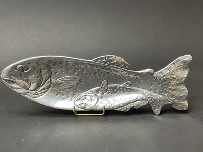 Deux plats poissons en métal.
L. : 30 cm...