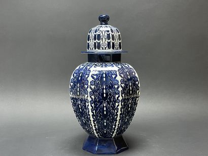 DELFT Covered earthenware pot. 
H. 46 cm....