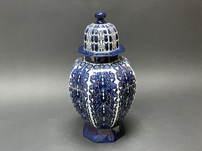 DELFT Covered earthenware pot. 
H. 46 cm....