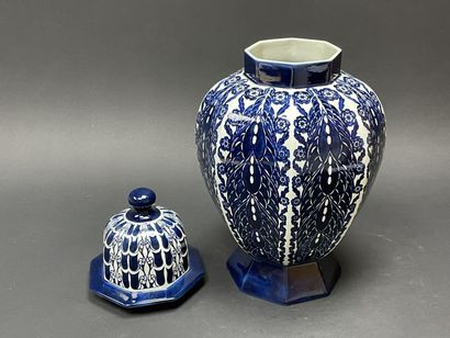 DELFT Covered earthenware pot. 
H. 46 cm....