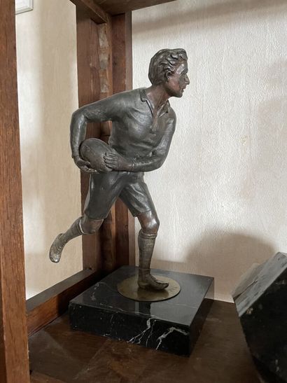 RUGBY : Joueur en régule patiné, socle marbre
H:...