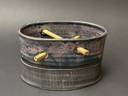 Céramique contemporaine:
Vase pique fleur...
