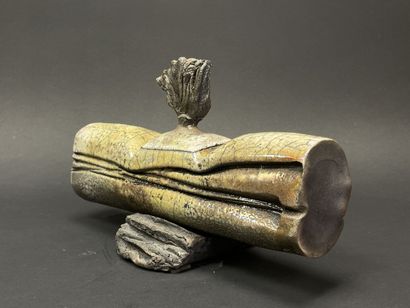 Grande boite en grès type raku sur socle
21...