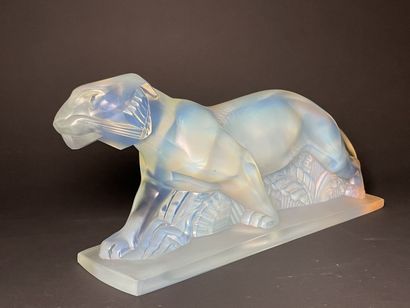CESARI France.
Walking tiger.
Large opalescent...